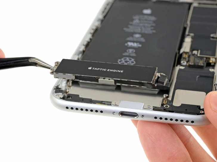 Замена Taptic Engine Iphone 8 Plus: шаг 4