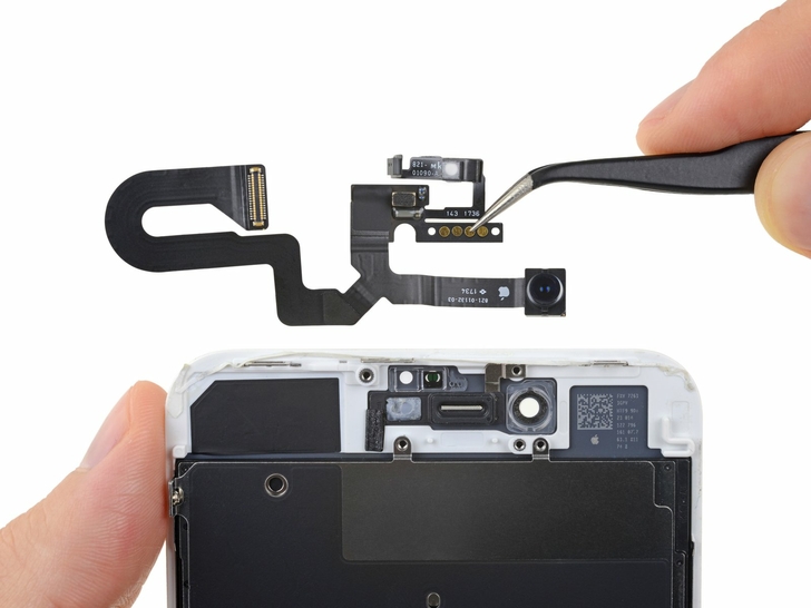 Замена передней камеры и кабеля датчика IPhone 8 Plus: шаг 8 (1)
