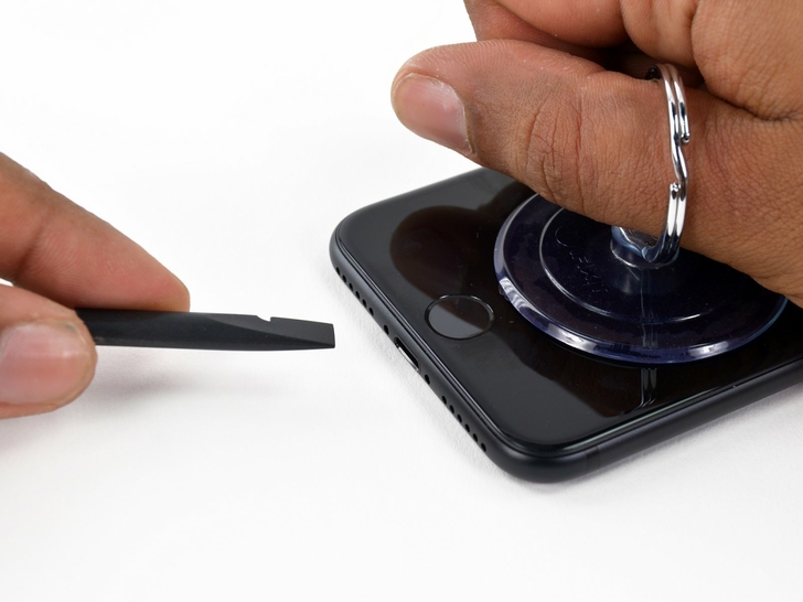 Разборка iPhone 7: Отклеиваем дисплей (1)