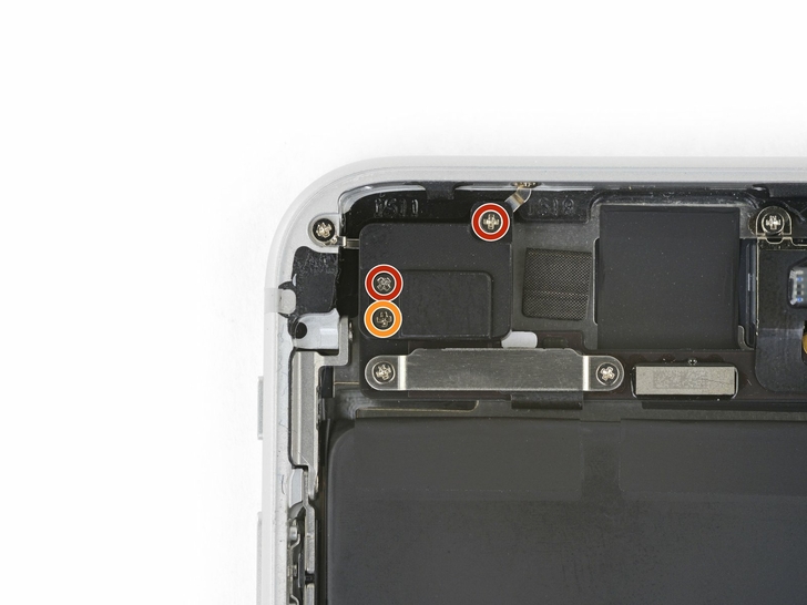 Замена материнской платы IPhone 8 Plus: Снимаем верхнюю (левую) антенну (1)