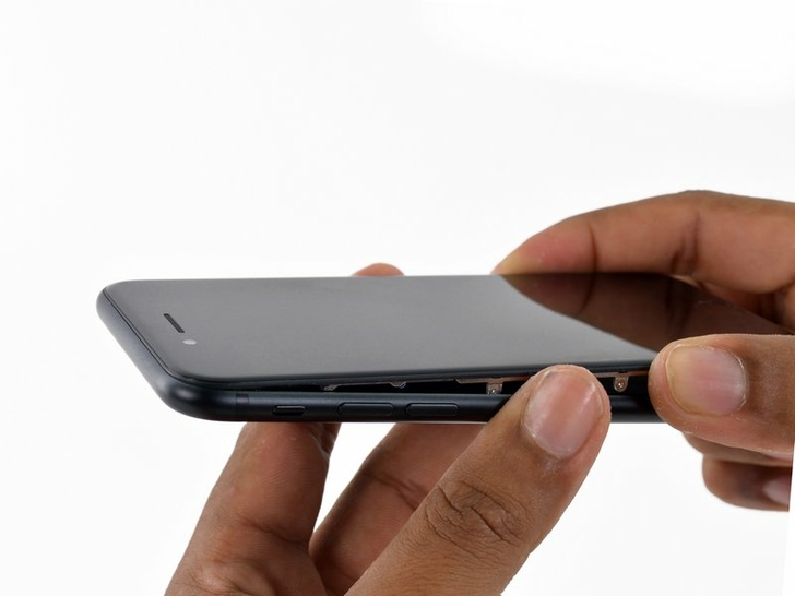 Разборка iPhone 7: Открываем дисплей (1)