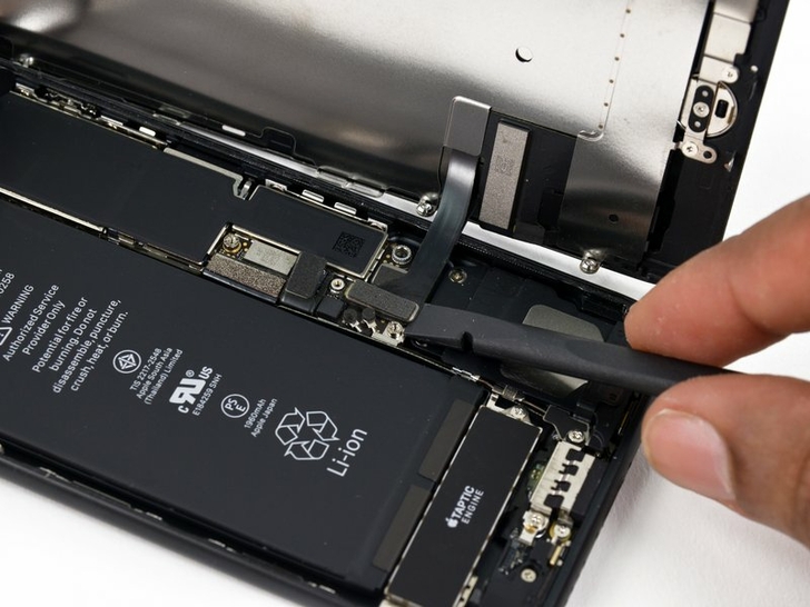Разборка iPhone 7: Отключаем шлейфа дисплея (1)
