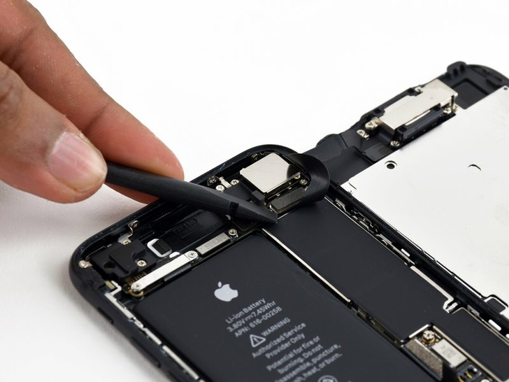 Разборка iPhone 7: Отключаем верхний шлейф (1)