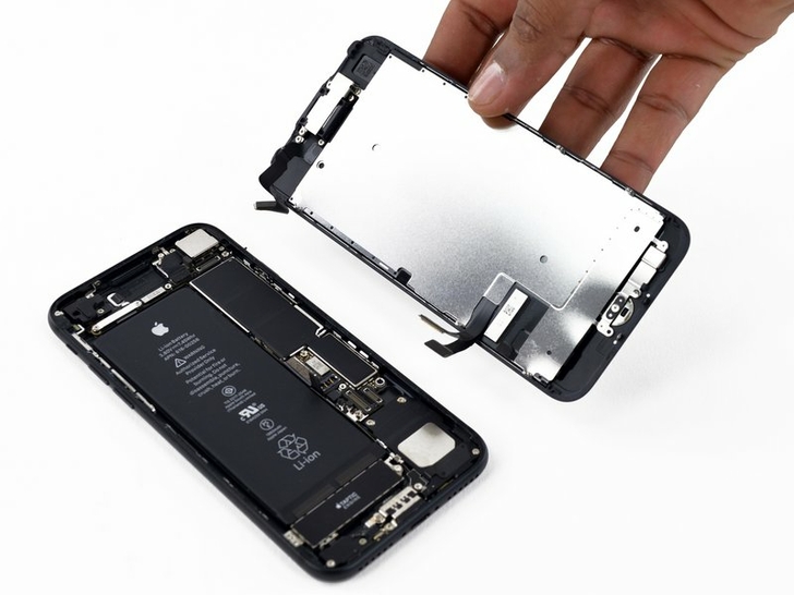 Разборка iPhone 7: Снимаем дисплей