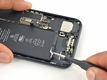 Замена аккумулятора iPhone 7: Приступаем к снятию аккумулятора (2)