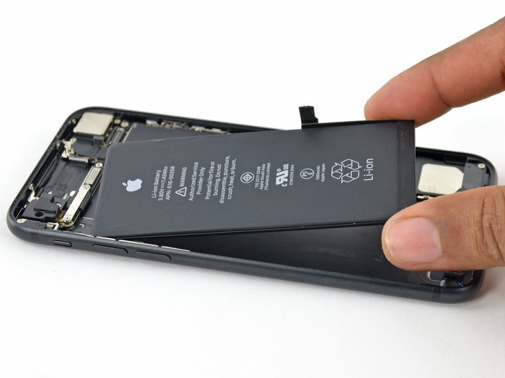 Замена аккумулятора iPhone 7: шаг 7