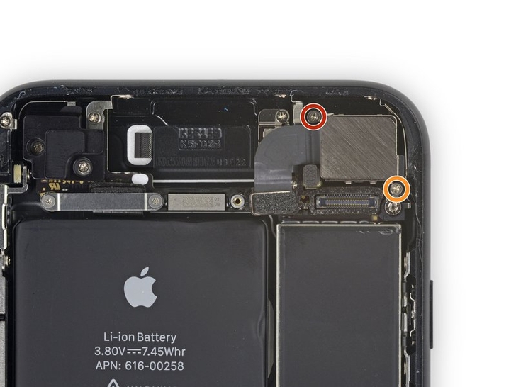Замена камеры iPhone 7: Освобождаем от фиксаторов