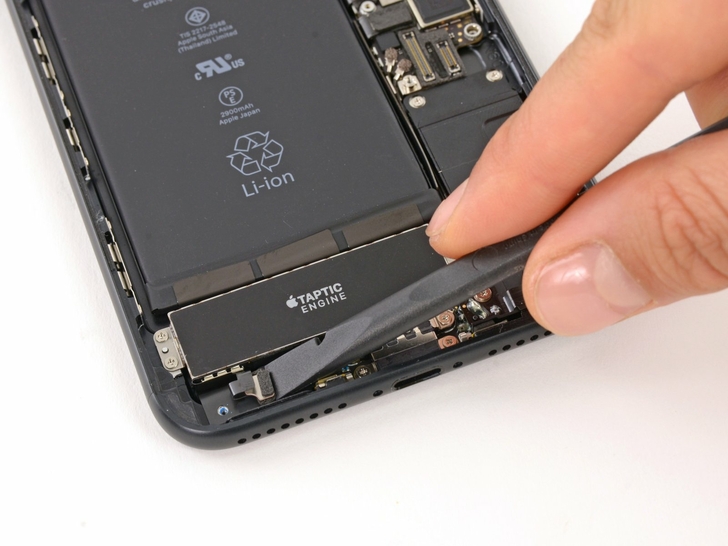 Как происходит замена Taptic Engine iPhone 7 plus: шаг 5 (1)