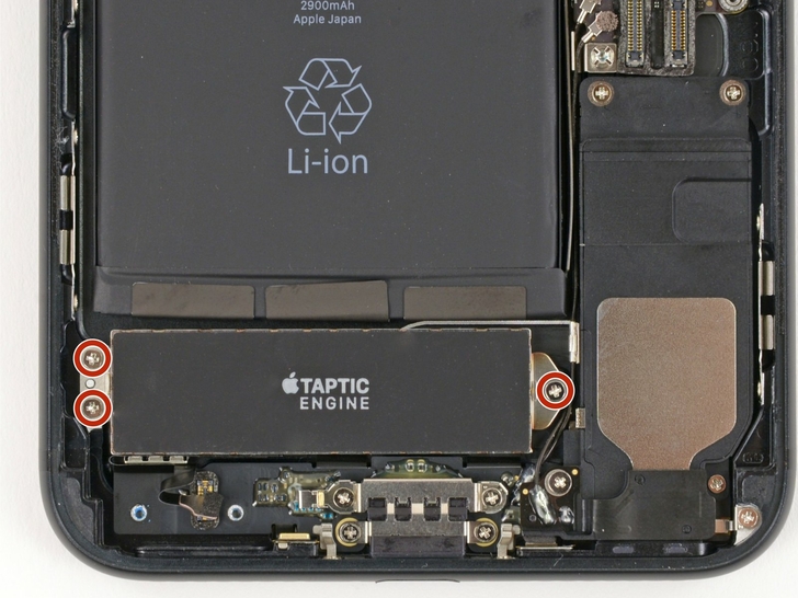 Как происходит замена Taptic Engine iPhone 7 plus: шаг 6