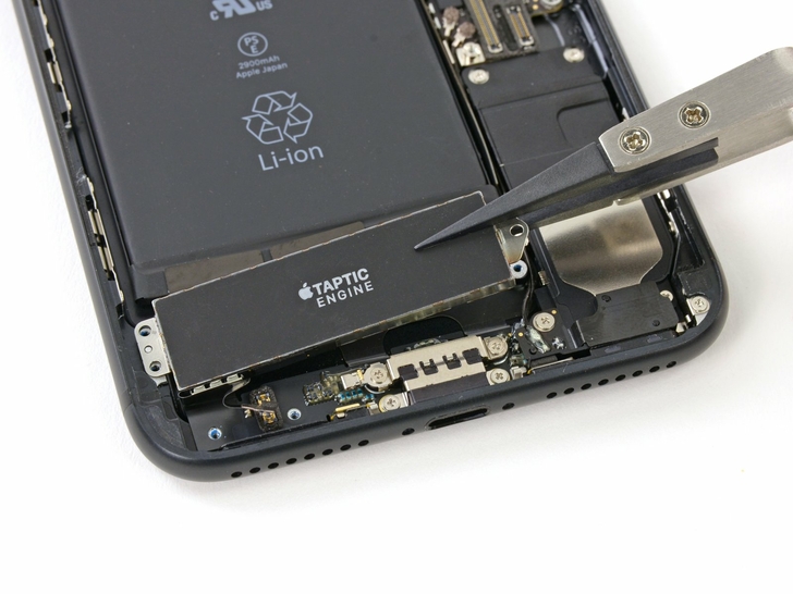 Как происходит замена Taptic Engine iPhone 7 plus: шаг 7 (1)