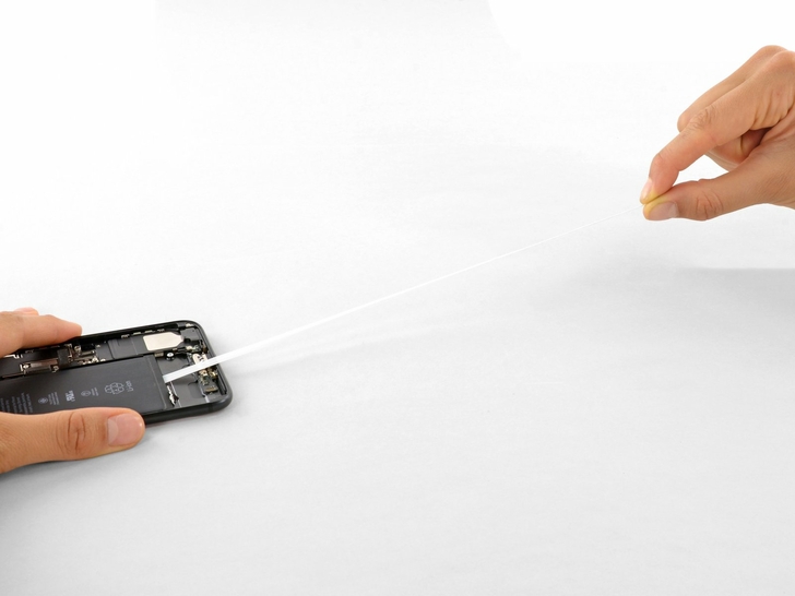 Как происходит замена аккумулятора iPhone 7 plus: шаг 4 (1)