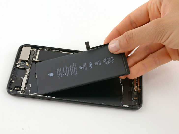 Как происходит замена аккумулятора iPhone 7 plus: шаг 6