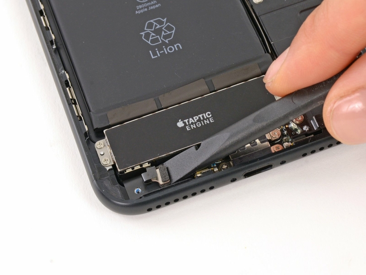 Замена разъема зарядки iPhone 7 plus: И вынимаем вибромотор (1)