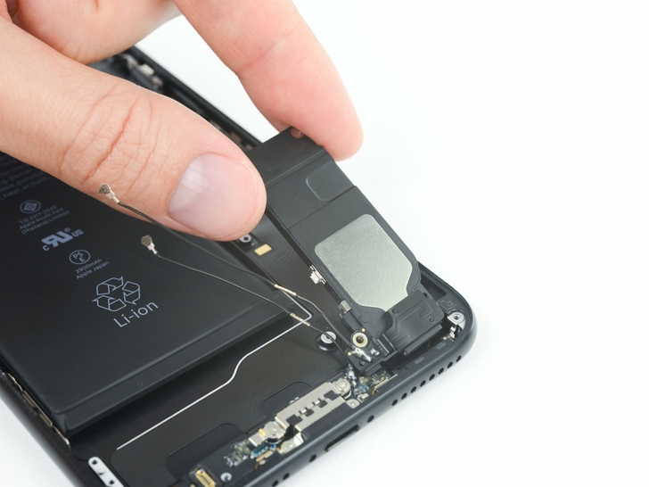 Замена разъема зарядки iPhone 7 plus: шаг 7