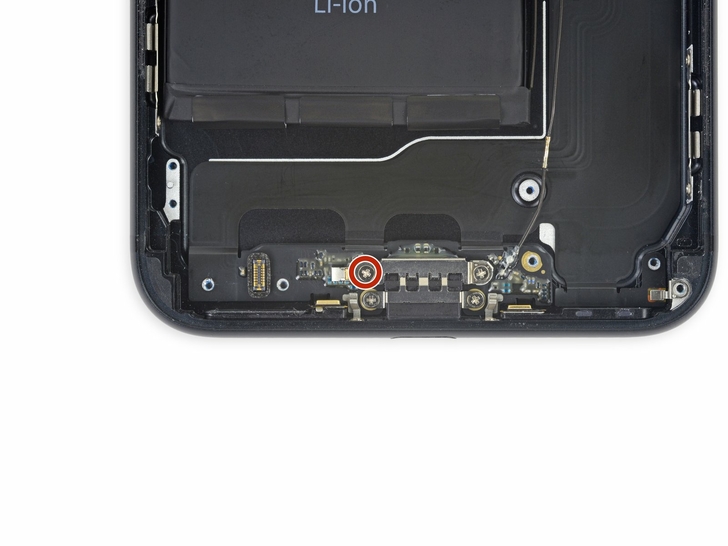 Замена разъема зарядки iPhone 7 plus: шаг 8
