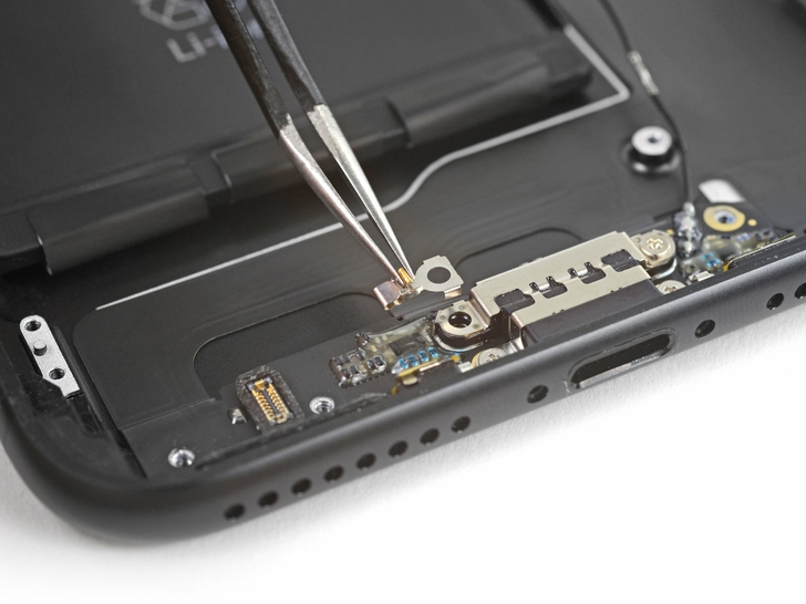 Замена разъема зарядки iPhone 7 plus: шаг 9