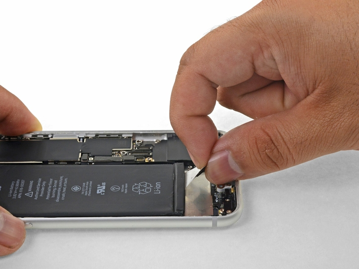 Замена аккумулятора IPhone 8: шаг 4 (1)